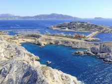 France, Bouches du Rhone (13), Parc national des Calanques, Marseille, 7e arrondissement, archipel des iles du Frioul, ile Ratonneau, calanque de Morgiret, le port et ile Pomegues en arriere plan (vue aerienne)