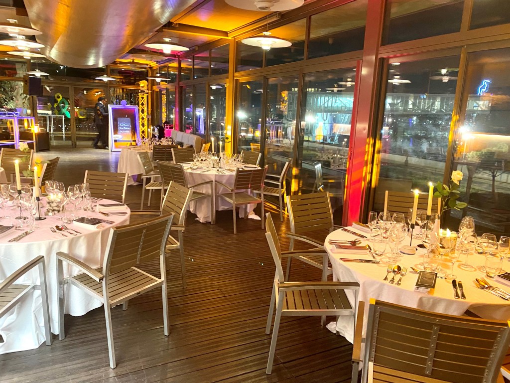 diner assis terrasse Regards Café