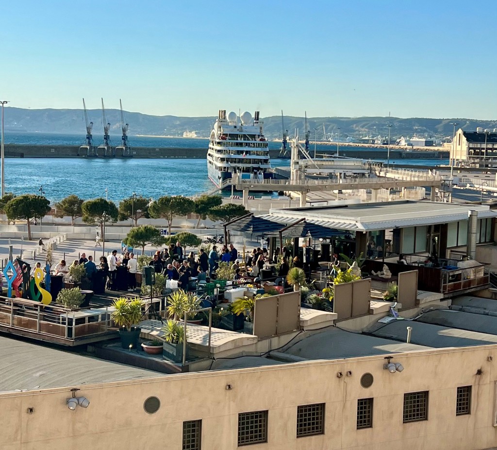 Rooftop Regards Café c. Madeleine et Adrienne coupée site